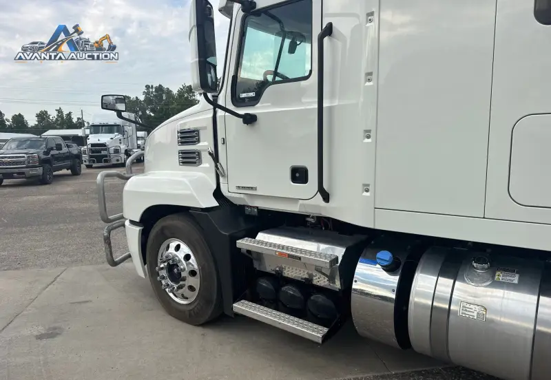 2024 Mack Anthem photo 10