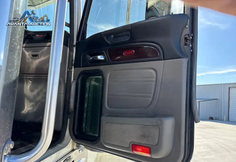 2018 Peterbilt 389 photo 68