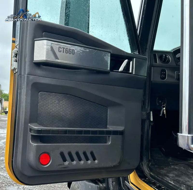 2015 Caterpillar CT660L photo 9