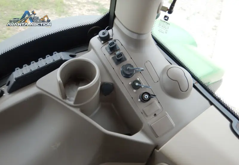 2015 John Deere 6120R photo 28