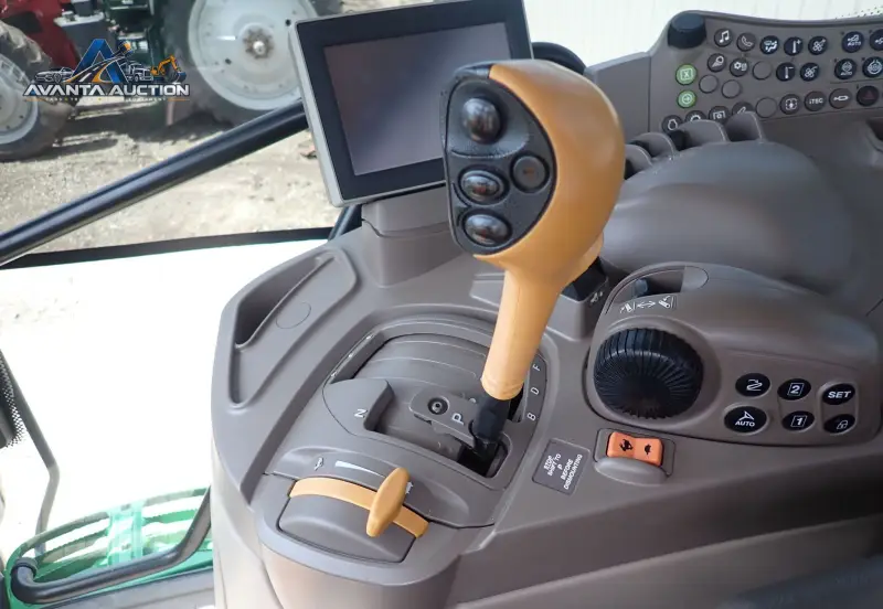 2017 John Deere 6130R photo 19