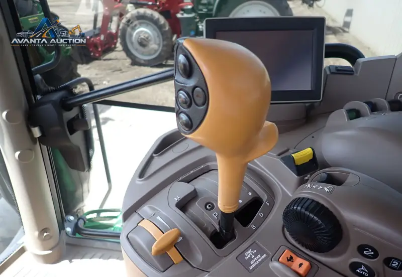 2017 John Deere 6130R photo 18