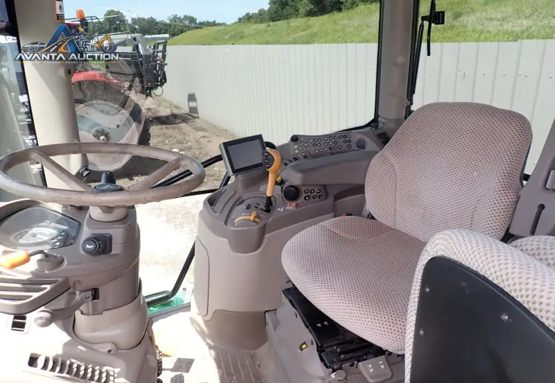 2017 John Deere 6130R photo 10